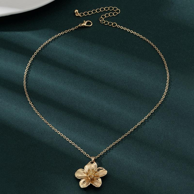 LATS Metal Wrinkled Stereoscopic Flowers Pendant Necklace for Women Charm Temperament Clavicle Chain Party Jewelry