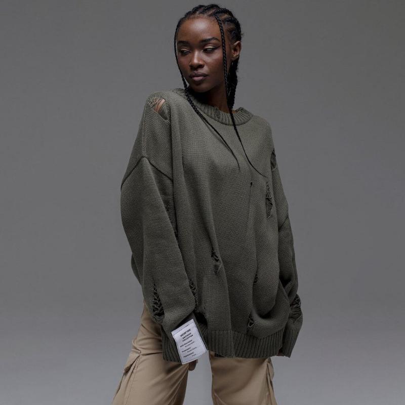 Женский рваный свитер с круглым вырезом