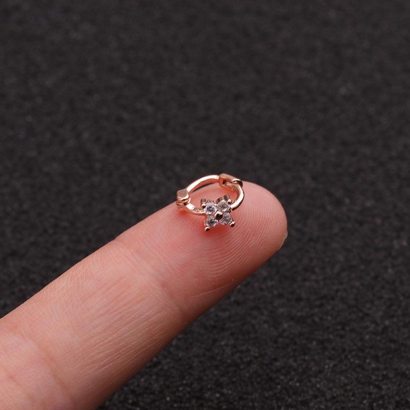 Изысканные маленькие серьги в хрящ с камнем