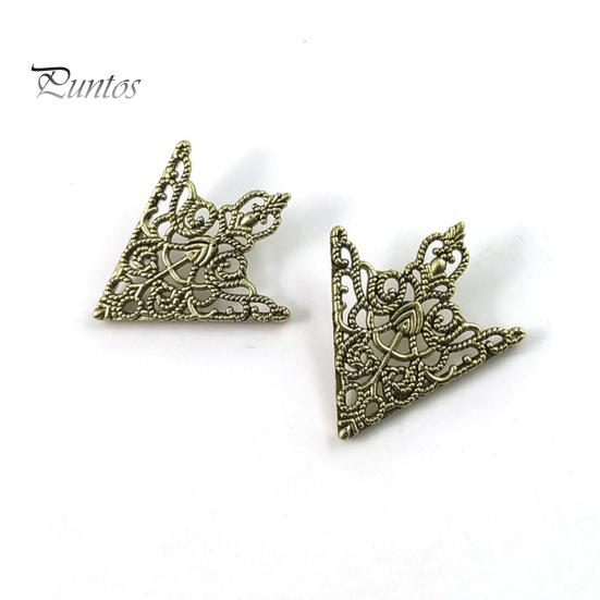 1 Pair Men Women Shirt Collar Clip Retro Hollow Pattern Palace Style Collar Buckle Brooch Neck Clip Outfit Accessories
