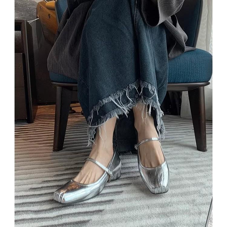 Французские серебристые туфли-лодочки с квадратным носом на плоской подошве, увеличивающие высоту изнутри, женские, с мелким вырезом, ремешок-пряжка-однополоска, средний каблук, Мэри Джейн