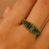 Кольцо-дорожка с багетными моховыми агатами – Уникальное кольцо с зелеными драгоценными камнями - Позолоченное серебро 925 пробы - Ювелирный подарок