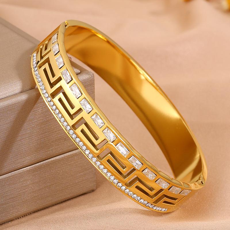 Chinese-style retro Great Wall pattern titanium steel bracelet, non-fading, European and American light luxury18K Round diamond-studded stainless