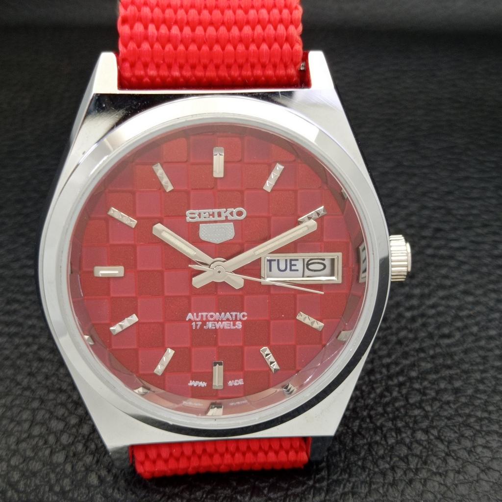 ВОССТАНОВЛЕННЫЕ МУЖСКИЕ ЧАСЫ SEIKO 5 AUTOMATIC, СДЕЛАНО В ЯПОНИИ, КРАСНЫЙ ЦИФЕРБЛАТ, ИЗГОТОВЛЕНЫ НА ЗАКАЗ a440062-2 QV90-a440062