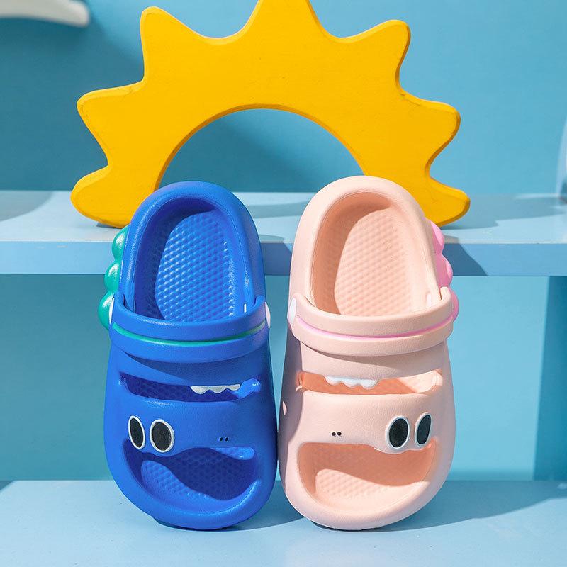 Динозавр классные тапочки мальчики и девочки летние новые пляжные туфли милые мультяшные одноклассники с мягкой подошвой дырявые туфли для мальчиков и девочек