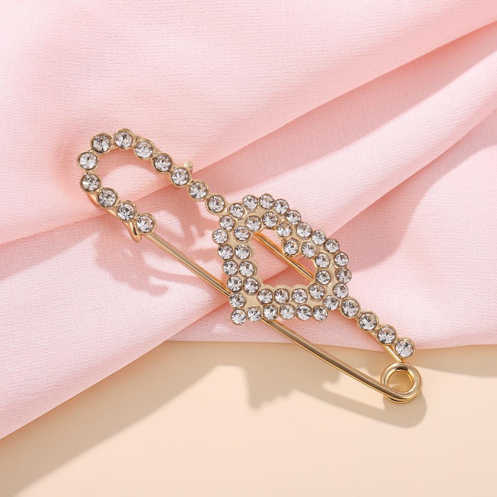 Creative Pearl Rabbit Crown Love Brooch, Niche Design Anti-Exposed Scarf Buckle, Fixed Clothes Metal Pin Accessories