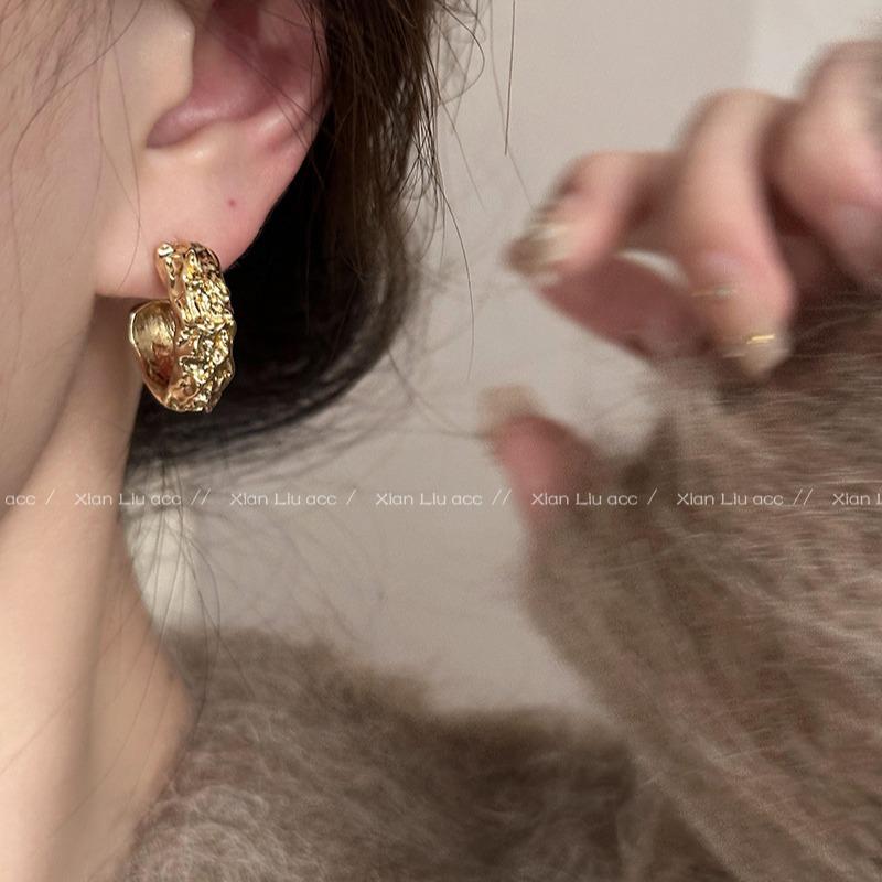 Gold Irregular High-End Women's Stud Earrings 2025: Unique Niche Design Ear Hoops