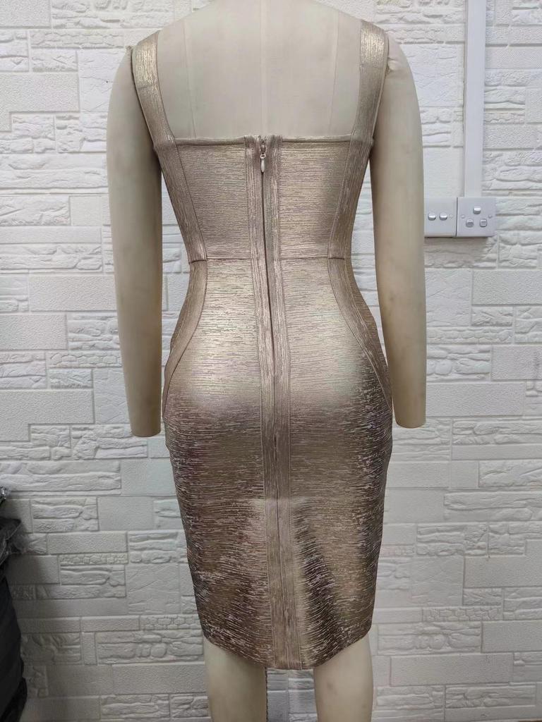 Шикарное платье без рукавов с золотыми повязками: Вечерний наряд с глубоким вырезом и облегающим бедрами