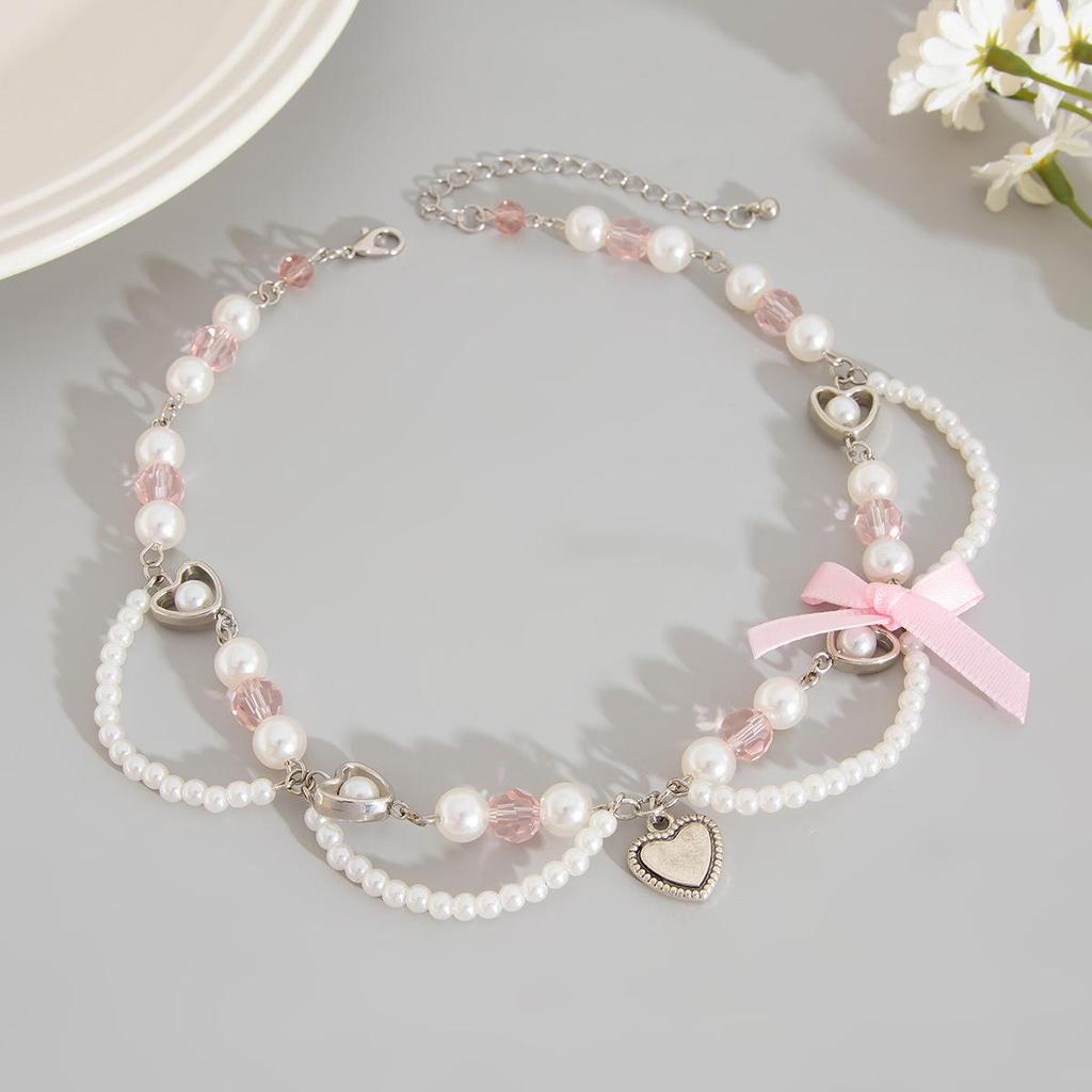 Ожерелье с кулоном из клубничного жемчуга и лентой-бантом в милом стиле.