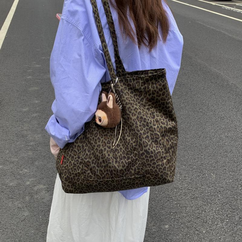 Сумка большой вместимости женская осень-зима 2025 новая универсальная простая на плечо большая сумка для отдыха для студентов на занятия тоут