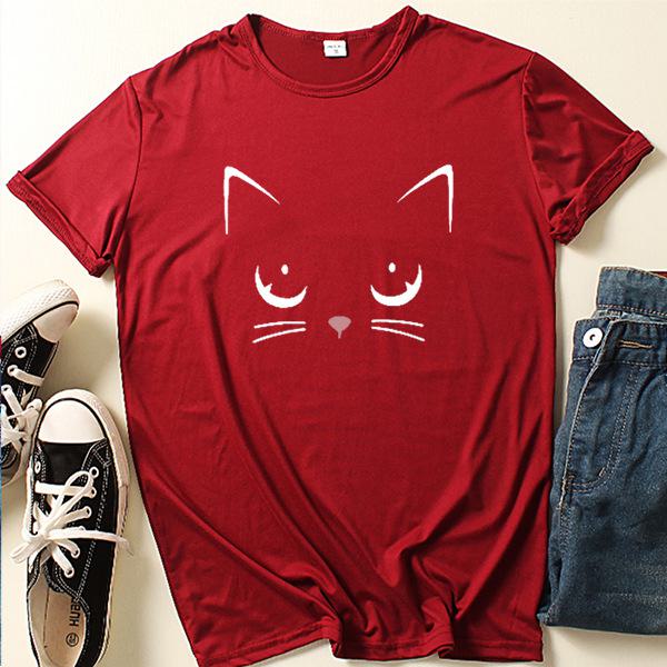 Футболка с короткими рукавами и принтом «Девочка-кошка» 2024 года — повседневная, свободного кроя.