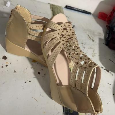 Иностранная торговля толстая подошва одно слово новая модель 2025 лето рыбий рот молния сзади полые римские сандалии универсальные женские туфли танкетка каблук