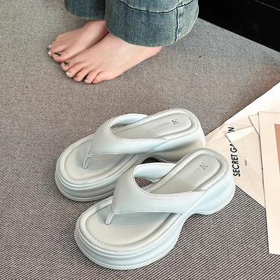 Крутые тапочки женские летние 2025 новые универсальные повседневные нескользящие пляжные сандалии ленивая мода шлепанцы на толстой подошве