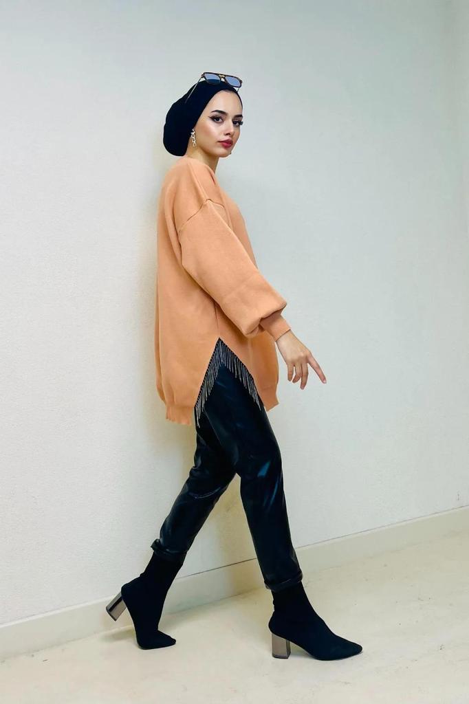 Женский длинный свитер в стиле хиджаб с круглым вырезом и воздушными рукавами и цепочкой с детальным разрезом