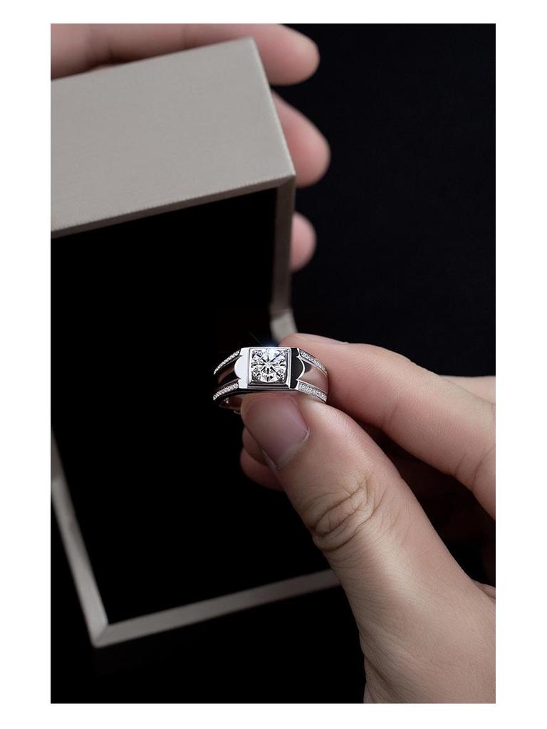 Мужское кольцо из серебра 925 пробы с муассанитом и геометрическим бриллиантом
