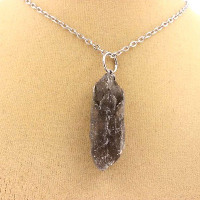 Pierres et Minéraux. Collier Gypse brut. 28.40 ct. Marcieu, Isère, France.