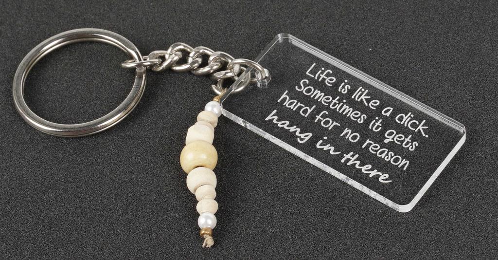 Inkdotpot Смешной брелок Жизнь как ** Иногда становится тяжело без причины Держись там Акриловый гравированный брелок Смешной взрослый юмор Новинка