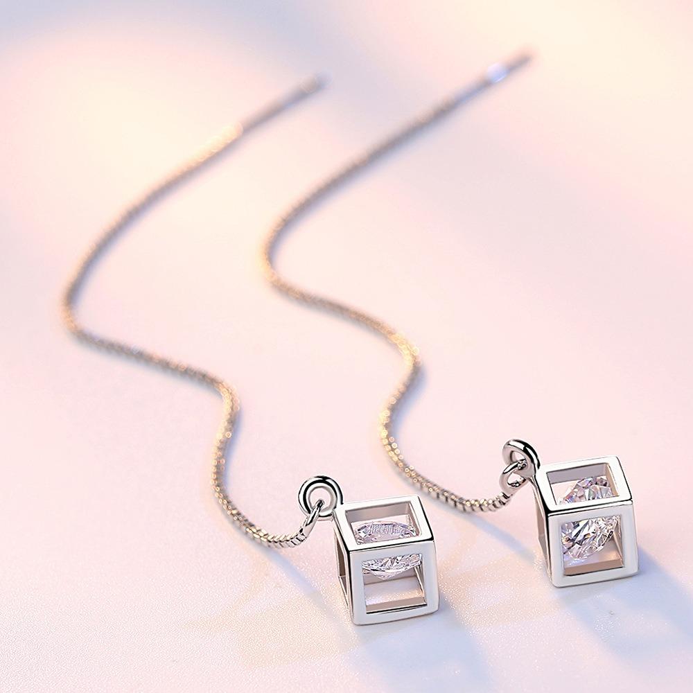 Длинные серьги-кубики Рубика с цирконием – модно и просто