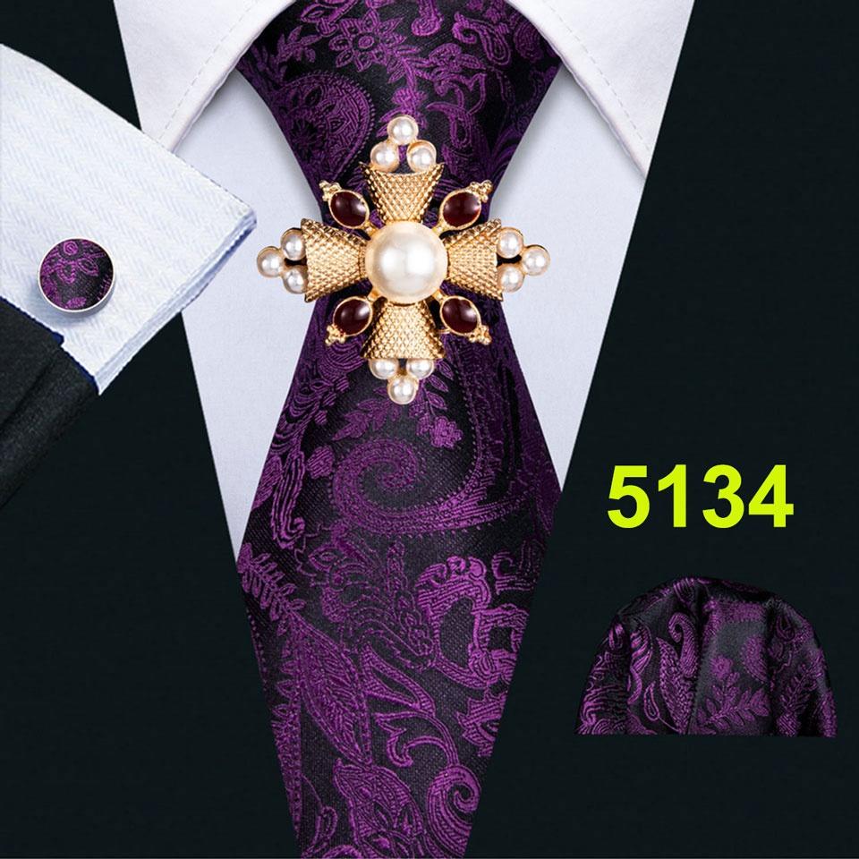 Комплект для мужчин: галстук, брошь и карманный платок