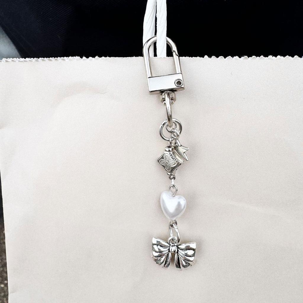 Elegant Phone Charm Silver Heart Chain Bag Pendant for Backpack Purse Wallet Stylish Keychain Accessory for Women