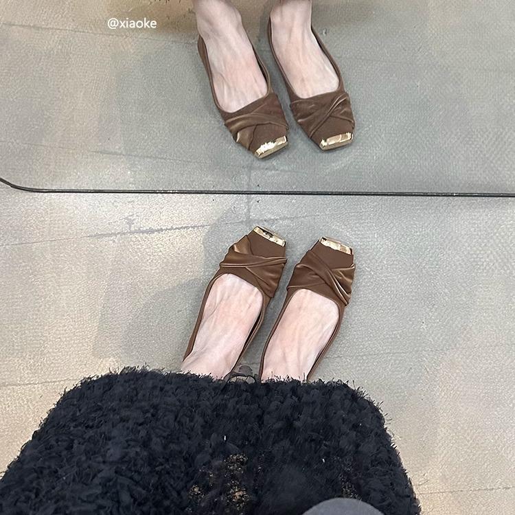 Весна 2025 новый французский темперамент с юбкой туфли-лодочки женские с легким вырезом фея стиль атласные квадратный носок плоская подошва женская обувь