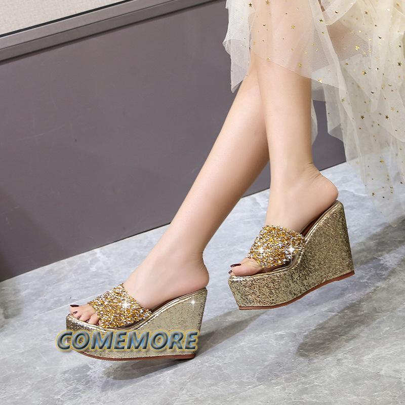 Женские шлепанцы на платформе, летние пляжные шлепанцы на танкетке, повседневные золотисто-серебряные мюли, роскошные босоножки на высоком каблуке, свадебная обувь