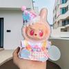 3 шт. Вязаный крючком набор одежды для куклы Лабубу ручной работы, включает милое платье, топ и шляпу. Обувь не входит в комплект. Совместим с аксессуарами Лабубу 1-го, 2-го и 3-го поколения.