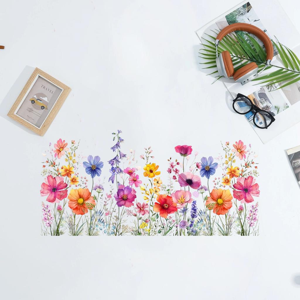 Красочные наклейки с цветочным декором у окна