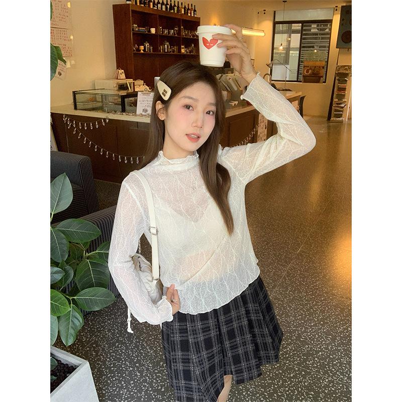 The new wooden ear edge semi-turtleneck lace mesh bottoming shirt with women's spring and autumn gentle temperament stacked on a beautiful top