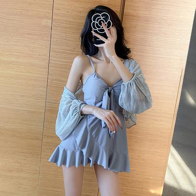 Сплошной купальник, состоящий из двух частей, который закрывает живот и выглядит стройнее, с плоским углом и небольшой грудью.