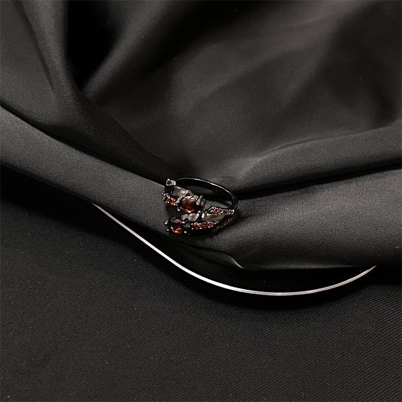 Кольцо с текстурой темной лавы и рубином, женское, нишевый дизайн, высокое чувство стиля, уникальное, трендовое, крутое, открытое, регулируемое, на указательный палец