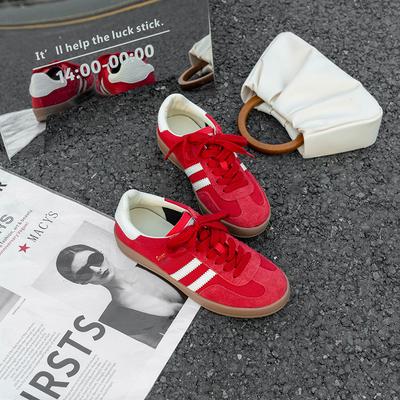 Коровья кожа красные с внутренней высотой на три полоски немецкие тренировочные туфли женские туфли плоская подошва универсальные с мелким вырезом удобные спортивные и для отдыха