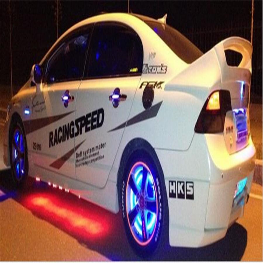 Наклейка на боковую часть автомобиля в виде гоночных полос серо-черного цвета