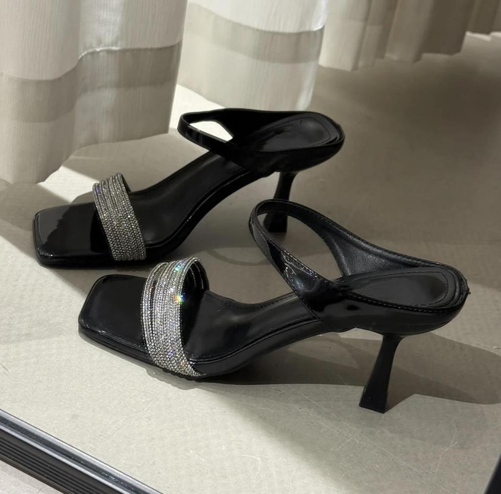 Французские крутые шлепанцы с квадратным носком и стразами, женская уличная обувь, лето 2025, новые универсальные босоножки на шпильке с ремешком