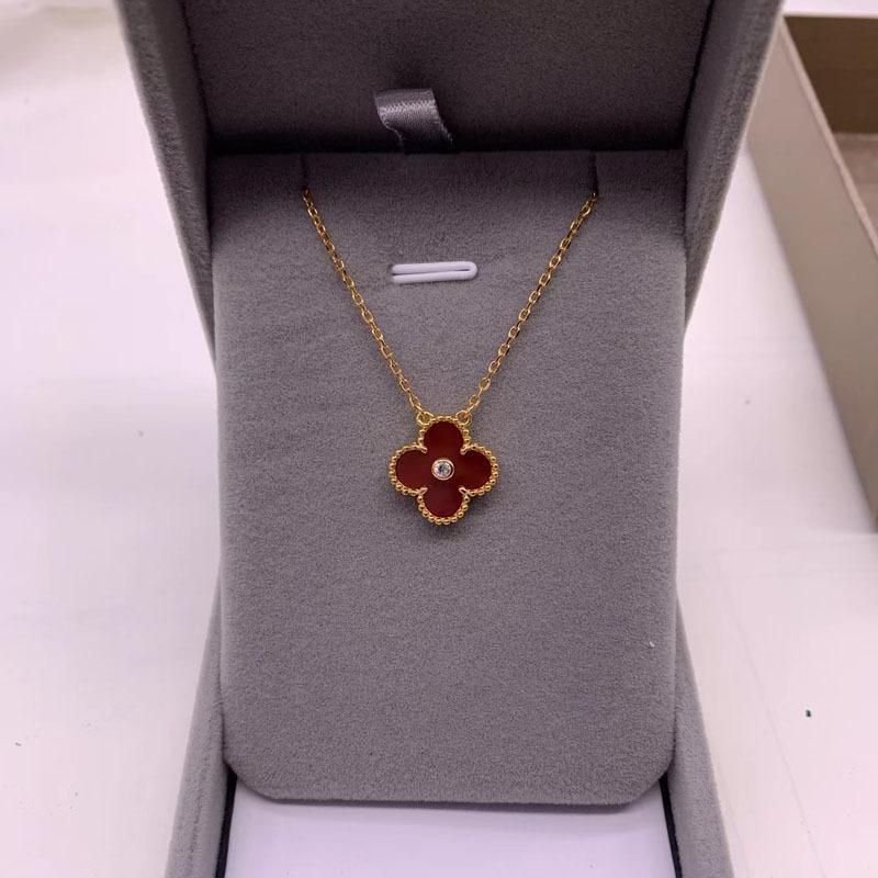 Легкое роскошное ожерелье с подвеской в виде четырехлистного клевера, рябчика, красного агата и малахита на золотой цепочке