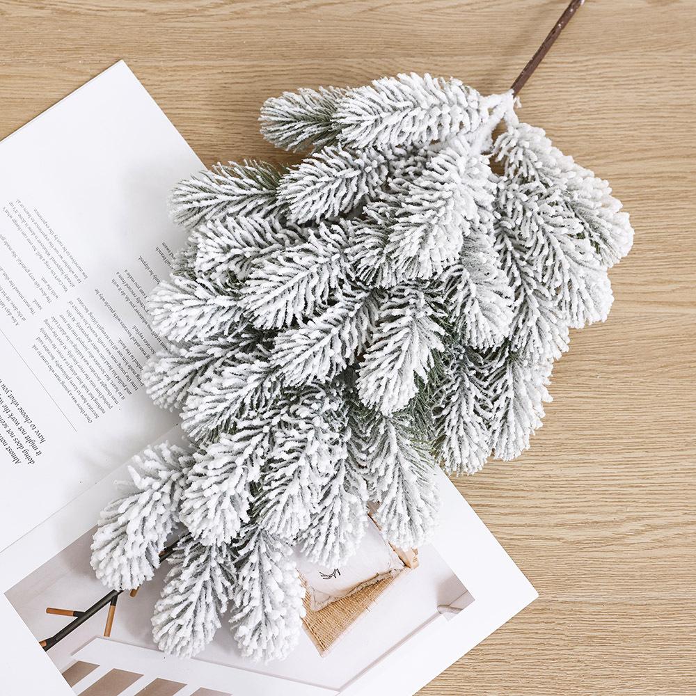 Искусственные ветки сосновых иголок Рождественские поддельные заснеженные сосновые пики Веточки Зимние спреи Зелень Стебли для рождественской елки Гирлянды Декор