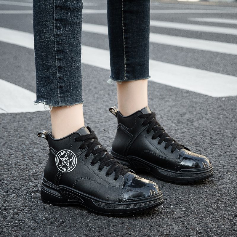 Женские короткие резиновые сапоги 2025 новый стиль водонепроницаемые противоскользящие стильные уличные водные туфли для женщин молодежные модные короткие резиновые сапоги