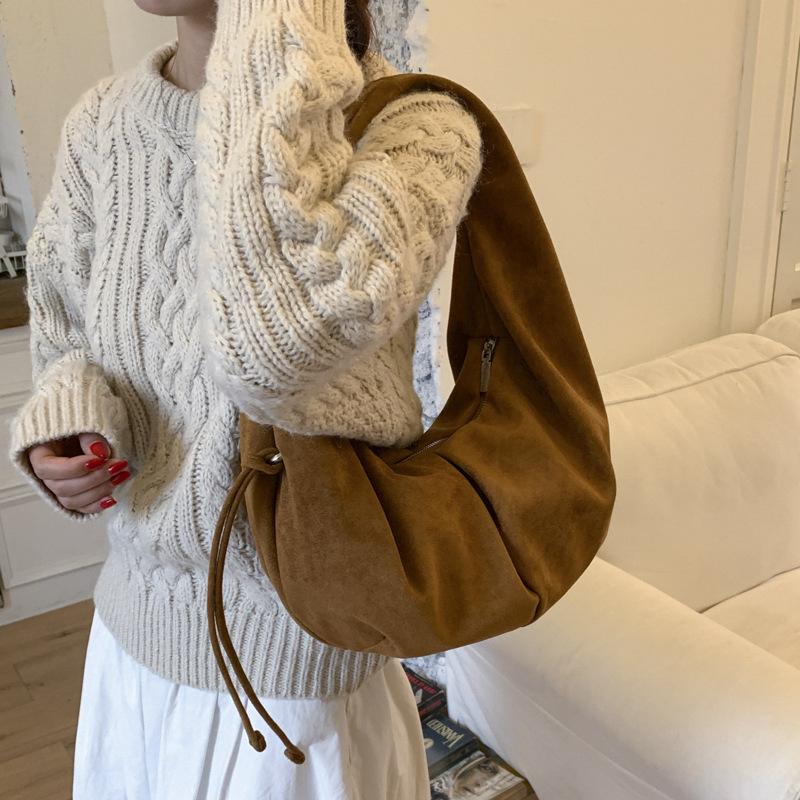 Винтажная модная сумка большой вместимости женская 2025 новая простая и универсальная сумка-пельмень нишевая высококлассная на плечо женская сумка