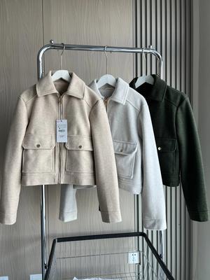 Женская мягкая куртка на молнии из коллекции осень/зима, однотонная отделка карманов отворотами и длинным рукавом, короткая куртка