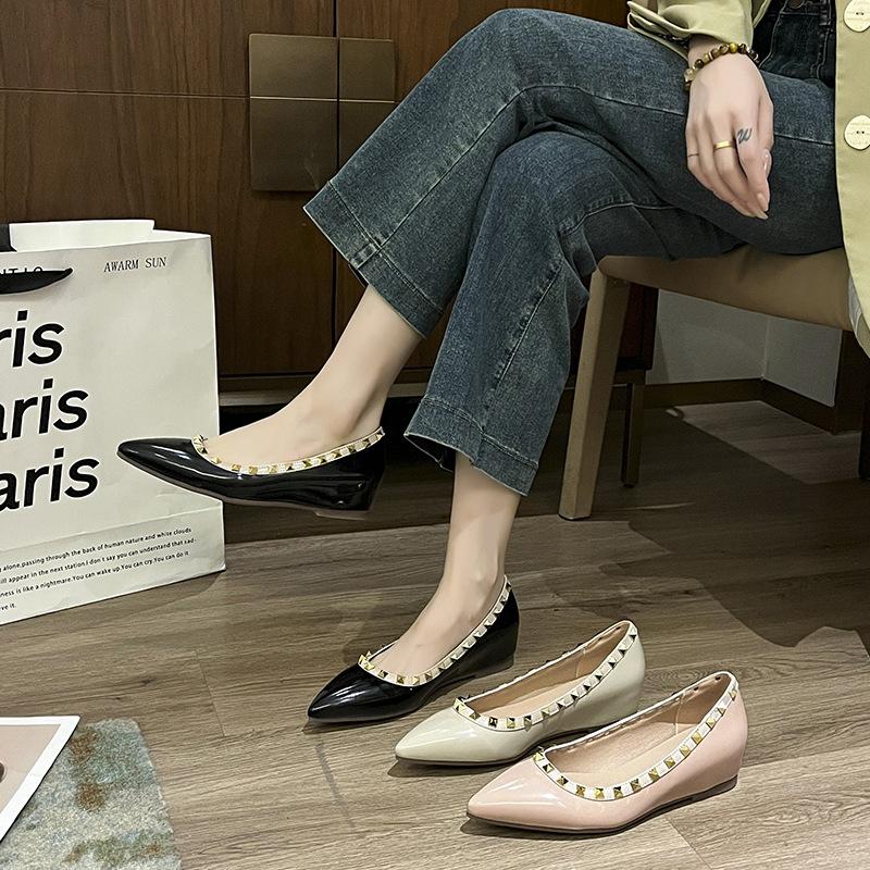 Внутренние заклепки, туфли Мэри Джейн с неглубоким вырезом, нюдовый острый носок, весенне-летняя мягкая лакированная кожа, французский темперамент, модные женские