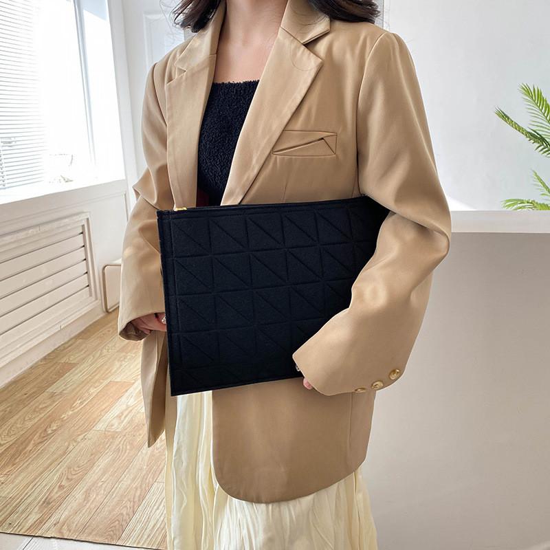 Стильная винтажная сумка-конверт для женщин черного, зеленого, фуксии и хаки цветов. Идеально подходит для повседневных весенних нарядов.