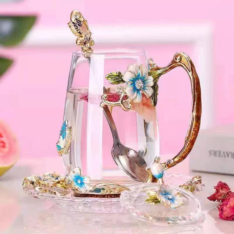 Маленькая эмалированная чашка с изображением ромашки, небольшое стекло с росписью в виде свежего цветка, подарочный набор для чая для дома