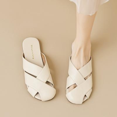 Тапочки Летом женщины носят ретро-модные тапочки на мягкой подошве.