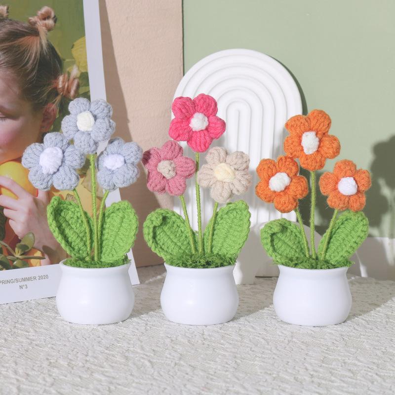 Вязаное вручную шерстяное маленькое растение в горшке с тремя цветами, украшение для рабочего стола, подарок
