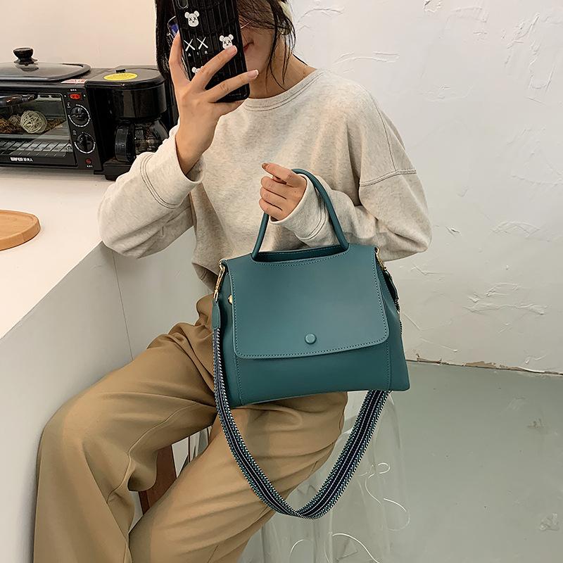 Универсальная женская сумка 2025 новая кожаная текстура простая сумочка зарубежная ретро большая вместимость плечевая сумка-мессенджер