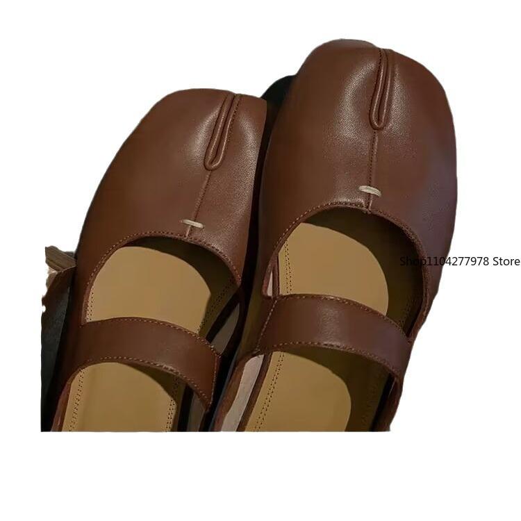 Мода 2025 Дизайнерские балетки с раздельным носком Ремешок с пряжкой Женская комфортная подошва Обувь балетки Мягкая кожа Однотонная уличная обувь