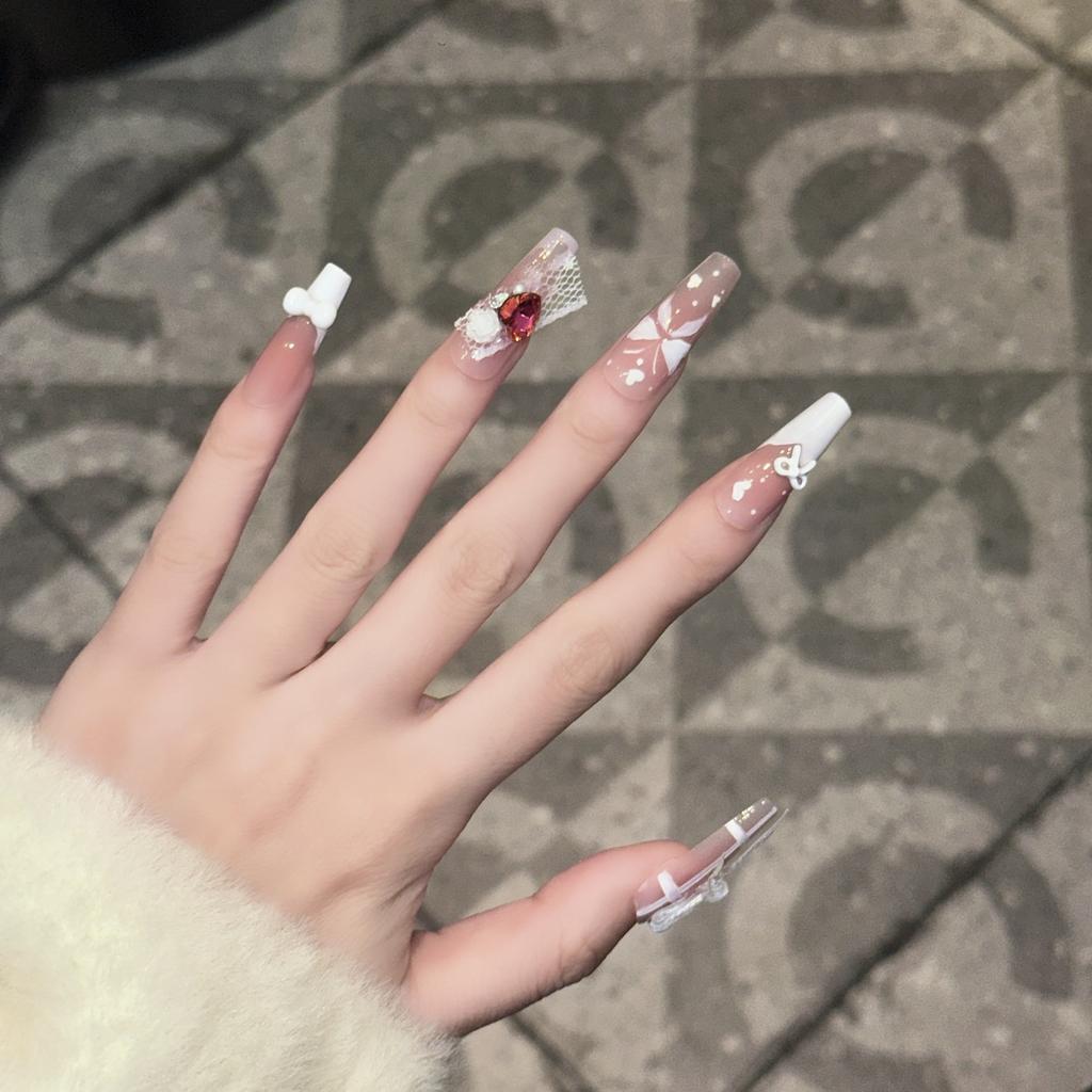 Ношение брони Ручная работа Высококлассное ощущение Чистые румяна нюд Французский маникюр с бабочками Съемные накладные ногти