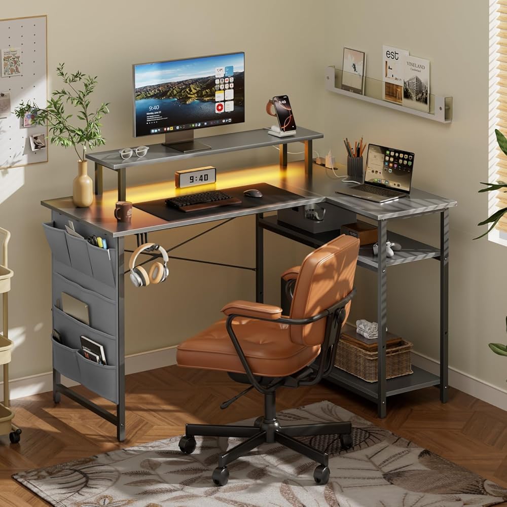 HLFURNITURE Игровой стол L-образной формы с регулируемой полкой, подставкой для монитора и боковым карманом для хранения, серый