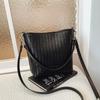 Niche woven pattern bag women's new simple bucket bag casual commuter shoulder messenger bag