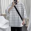 Летний мужской топ в полоску с рукавами три четверти с круглым вырезом Свободный пуловер в японском стиле с разрезом подол средней длины Мягкая повседневная футболка для подростков